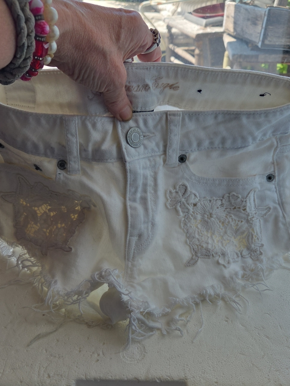 American Eagle Outfitters White Lace-Distressed Denim Size 0 Bootie Shorts